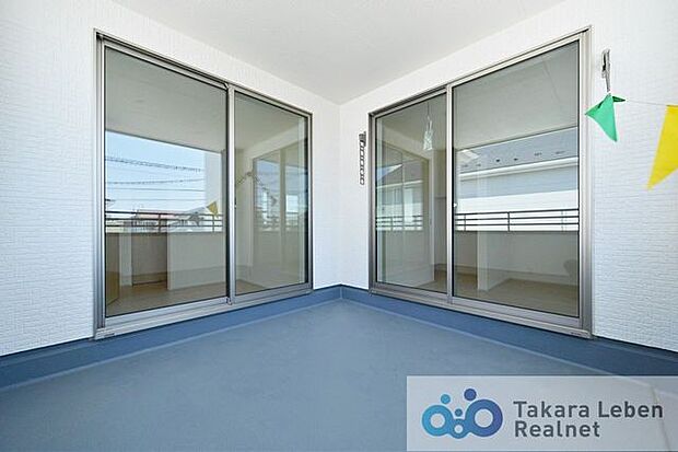 2階のインナーバルコニー。2ヶ所の洋室から出入りできるため、家事同線も良好です◎