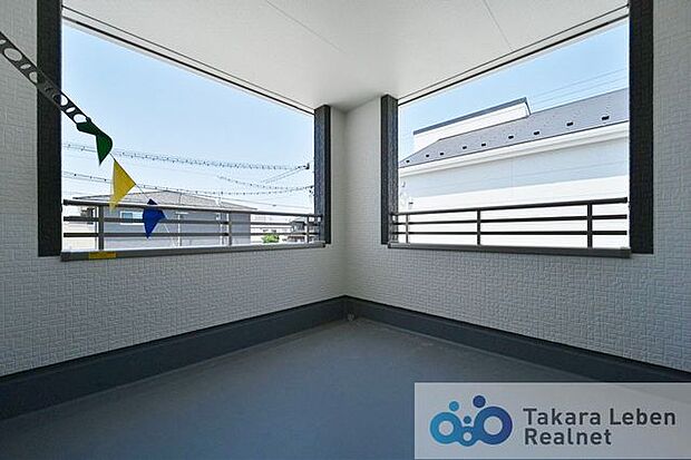 インナーバルコニーは、プライバシーが保たれやすく、雨や日差しを気にせず洗濯物を干すことができます。