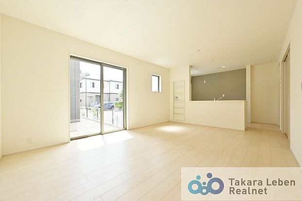 約16帖のLDK。人気の横長設計となっているので、ダイニング機能とリビング機能が分けやすいのが特徴です。奥行きもあるので開放感を演出してくれます。