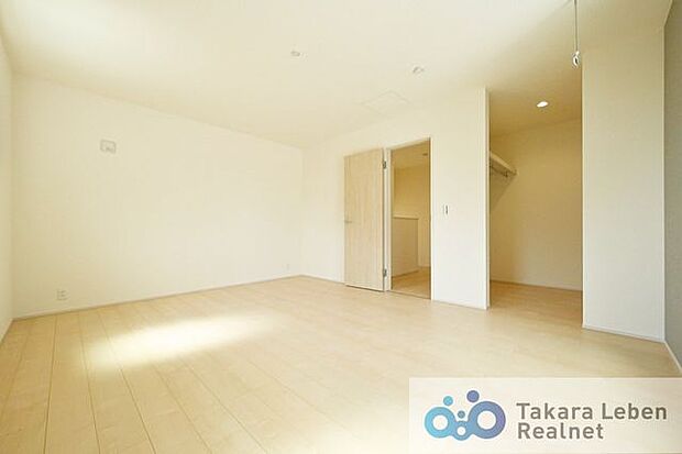 広々とした室内にウォークインクローゼットを完備。衣類だけでなく、スーツケース等の収納場所としても活用できます。