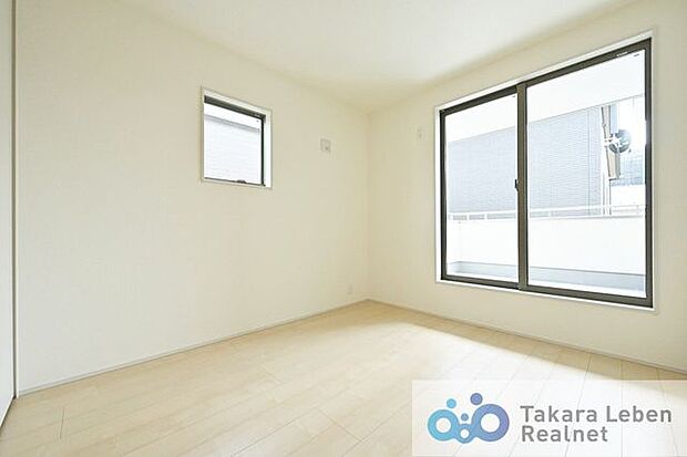 約6.34帖の洋室。各洋室に十分な収納と適度な採光を確保しております。多用途でお使いいただけるので部屋割りに困りませんね。