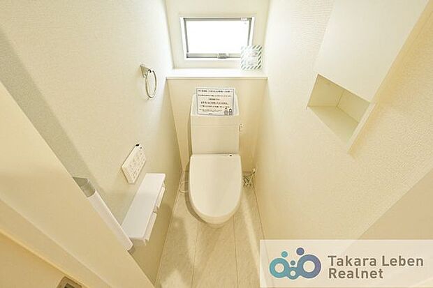 ウォシュレット機能付きのトイレは壁掛けリモコンの上位グレードを採用。便座がスッキリした印象となり、限られた空間を広く見せる効果があります。