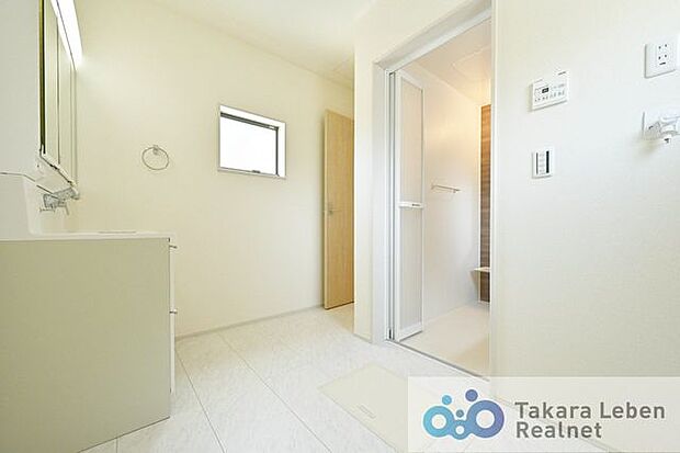 洗面室は朝を快適にさせてくれる大切な空間です。バタバタしている忙しい朝でも収納が多い洗面台では短時間で効率良く支度ができます。