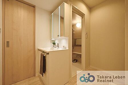 正面の扉奥にはトイレがあり、動線の良い水回りです。