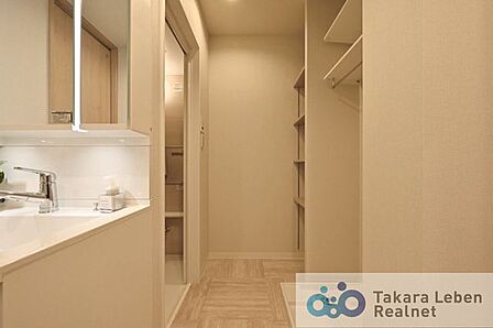 洗濯機置き場上部や洗面室奥に空間を活用した豊富な収納有。洗剤ストックなど整頓出来ます。