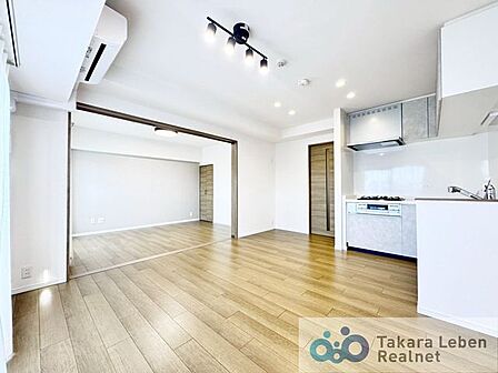 広々としたリビングは、窓から入る光と温もりある木が調和されたやわらかな空間。