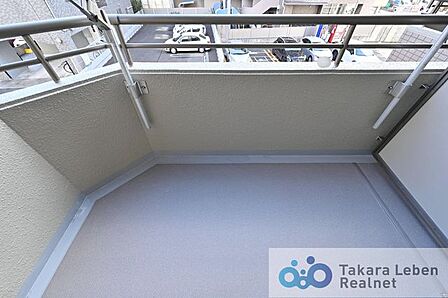 爽やかな風が吹き、採光にも恵まれてますので思わずお部屋の外へ出たくなる、そんなバルコニーです。心地良さに包まれ、日々の暮らしをより鮮やかに彩ります。
