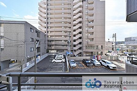 遮るものがなく見渡しの良い眺望です。室内にも爽やかな風と心地の良い日差しが差し込みます。
