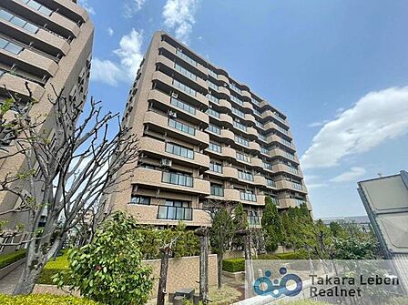「木洩れび館」とあわせて159戸の大規模コミュニティです。周囲の街並みと調和する柔らかな印象で、住まう方を優しい表情で出迎えてくれます。