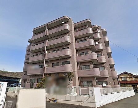 柔らかな印象で、周囲の街並みと調和する、シンプルで優しいデザインの外観です。