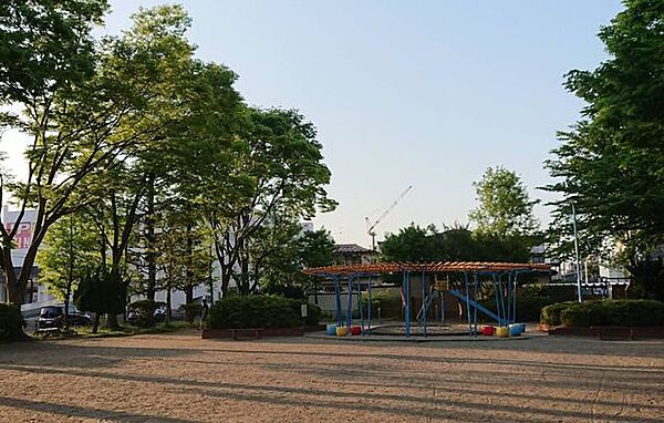松木公園 徒歩4分。 300m