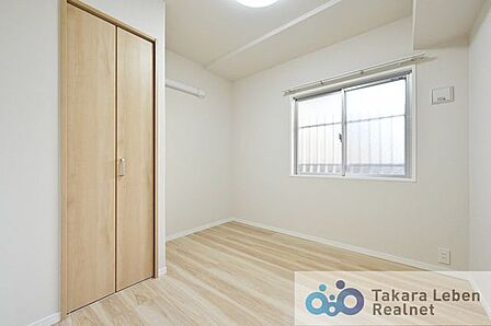 約4.2帖の洋室。お子さまのお部屋や、集中して作業をする際のお部屋など、様々な用途での使用が期待できます。