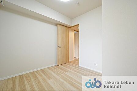 自然光が入る洋室は、子ども部屋として明るい印象。毎日の生活リズムを整えやすい環境です。