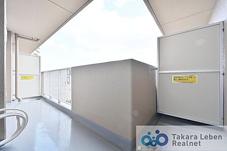 バルコニーには物干し金物を装備。リビング・ダイニングに面している為、空間の広がりを感じさせてくれるスペースとなっております。