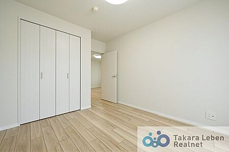 約5.4帖の洋室。お子さまのお部屋や、集中して作業をする際のお部屋など、様々な用途での使用が期待できます。