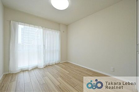 南側バルコニーに面した明るく開放感のあるお部屋。お布団を干す際にも便利で主寝室としてもお使いいただけます。