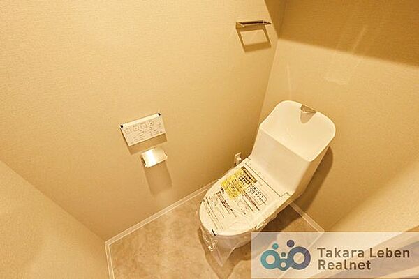ウォシュレット機能付きのトイレは壁掛けリモコンの上位グレードを採用。便座がスッキリした印象となり、限られた空間を広く見せる効果があります。