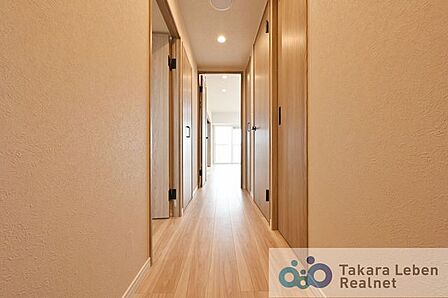 ナチュラルカラーの室内廊下、明るく開放感のある空間を演出します。
