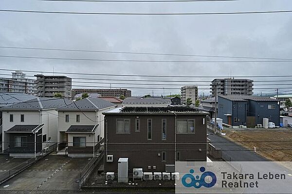 住戸からの眺望。前面に高い建物がなく、遠くまで見通せる眺望が魅力です。また、陽当たり・通風も良好です。