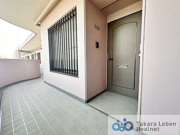 奥まったところに玄関ドアがあるので、共用廊下を通る方からお部屋の出入りを見られにくく安心。