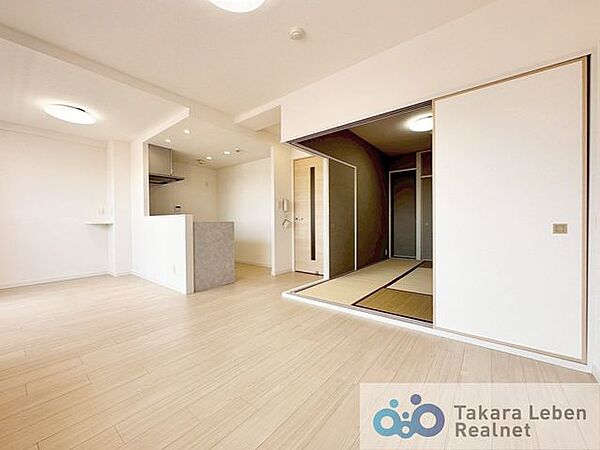 LDK約12.3帖。家族が集まる場所だからこそ、採光と通風を確保した心地よいリビングとなっております。自然と家族皆が揃い、笑顔が溢れる場となりそうです。
