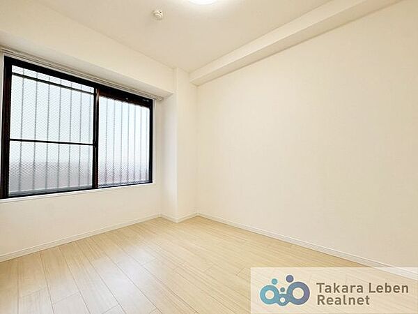 わらかな採光が心地よい約5.4帖の寝室。朝は自然光で気持ちよく目覚め、夜は落ち着いた時間を過ごせます。