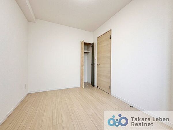 クローゼットを備えた寝室は、生活感を抑えたすっきりとした空間。ベッドを置いてもゆとりがあり、主寝室としても使いやすい設計です。