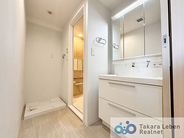 気持ちの良い朝はキレイな洗面所から。鏡裏の収納でモノが出がちな洗面所もスッキリ片付きます。