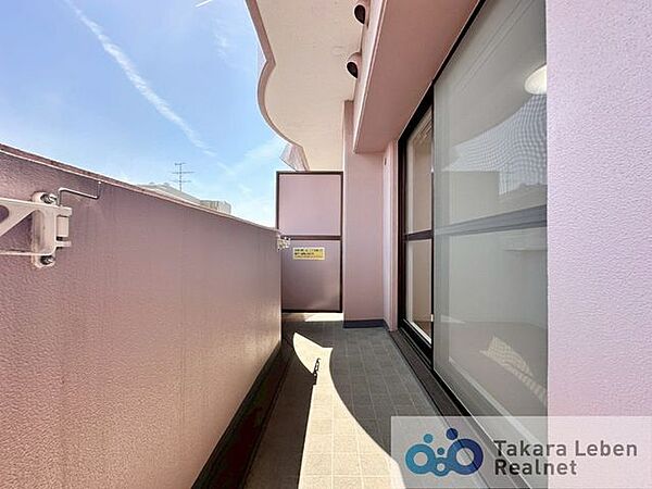 陽光が燦々と入り込む明るいバルコニーで、日々の暮らしをより鮮やかに彩ります。
