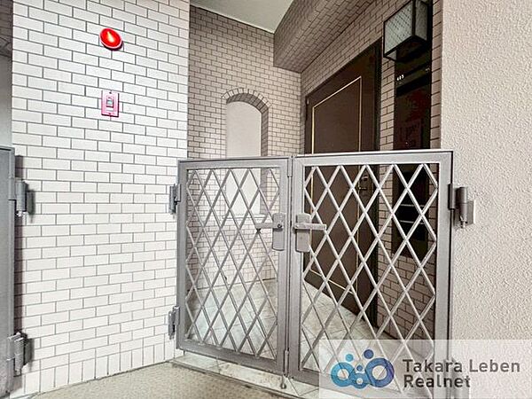 門扉付きの玄関ポーチで戸建てのようにお過ごしいただけます♪