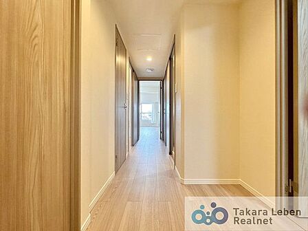 ナチュラルカラーの室内廊下、明るく開放感のある空間を演出します。