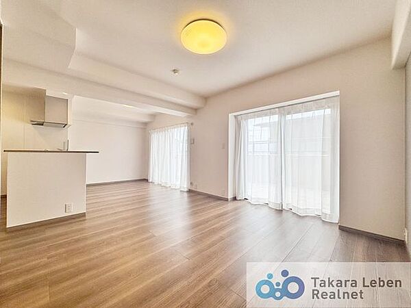 大きな掃き出し窓から採光が隅々まで行き渡る明るい空間です。