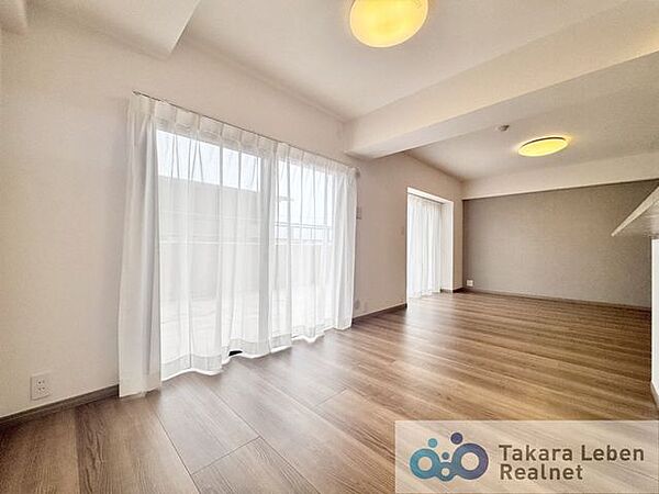 家族だけのプライベートタイムを心地よく過ごせる、約16.2帖のリビング空間。住まう方のライフスタイルを尊重し、オンリーワンの空間を創り出します。