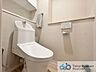 トイレ：ウォシュレット機能付きのトイレは壁掛けリモコンの上位グレードを採用。便座がスッキリした印象となり、限られた空間を広く見せる効果があります。