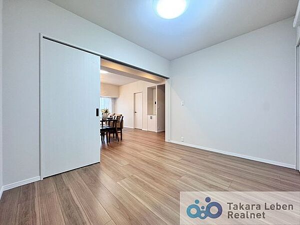 約6.0帖の洋室。リビングに隣接しており、キッズルームとして幼少期の子育て空間としても活用できます。