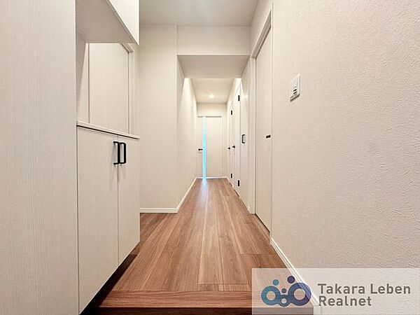 ナチュラルカラーの室内廊下、明るく開放感のある空間を演出します。