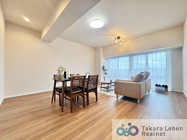 広々とした室内は大きな掃き出し窓からお部屋の隅々まで暖かな採光と、心地の良い通風が得られます。