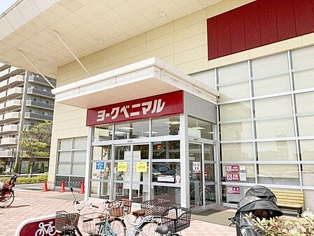 ヨークベニマル新田東店 徒歩3分。 220m