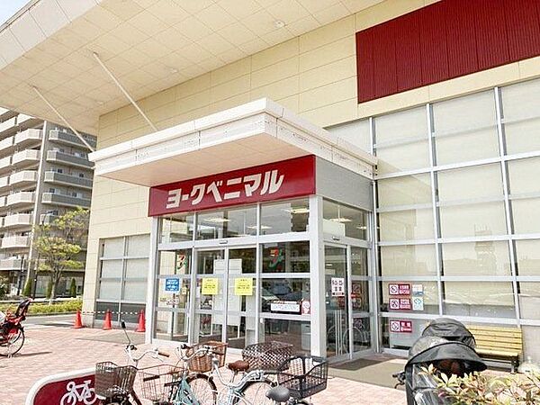 ヨークベニマル新田東店 徒歩3分。 220m