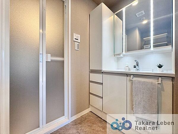 洗面室には収納棚を備えているので、バスタオルや着替えをスッキリと収納できます。
