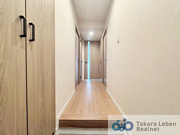 ナチュラルカラーの室内廊下、明るく開放感のある空間を演出します。