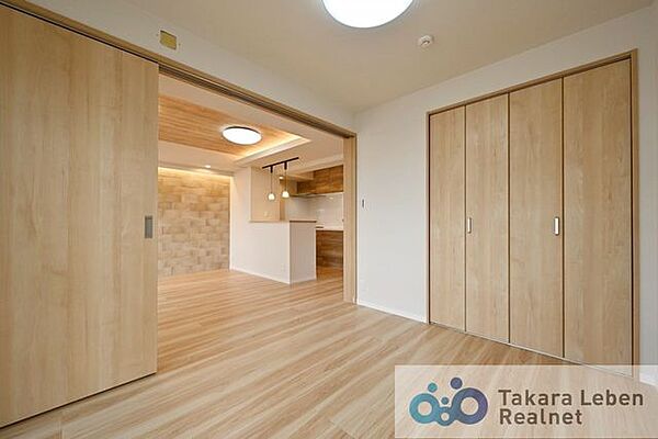 約5.0帖の洋室。独立したお部屋として利用しても良し。引き戸を開け放してリビング空間の延長として利用しても良いですね。