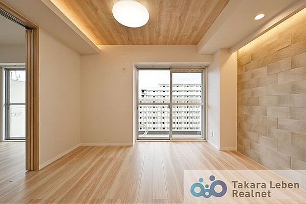 広々とした室内は大きな掃き出し窓からお部屋の隅々まで暖かな採光と、心地の良い通風が得られます。