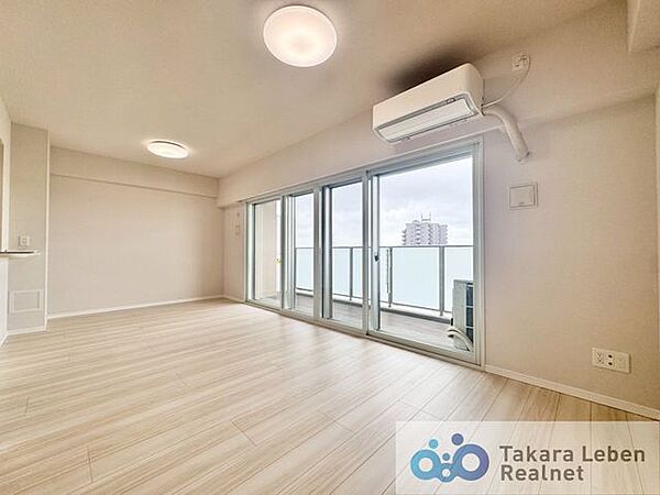 大きな窓が印象的なリビング空間。自然光をたっぷり取り込み、室内は明るく爽やかな印象です。リラックスできる居心地の良さが魅力です。