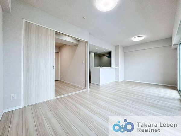 家族団らんの時間をゆったりと楽しめるリビングです。ご家族皆さまで心地よくお寛ぎになれるよう、豊かな採光と通風をしっかり確保した、明るく開放感のある空間となっております。