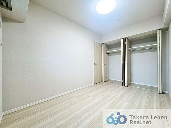約6.0帖の洋室。主寝室としても使いやすい広さを確保。家具配置もしやすく、毎日の生活リズムを整えてくれる空間です。