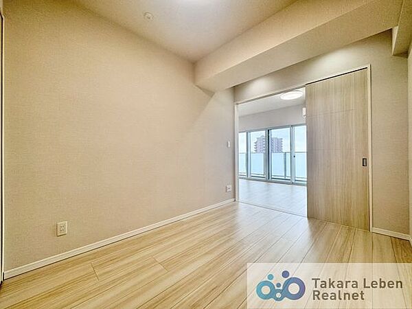約5.0帖の洋室。独立したお部屋として利用しても良し。引き戸を開け放してリビング空間の延長として利用しても良いですね。