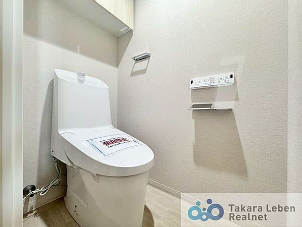 ウォシュレット機能付きのトイレは壁掛けリモコンの上位グレードを採用。便座がスッキリした印象となり、限られた空間を広く見せる効果があります。
