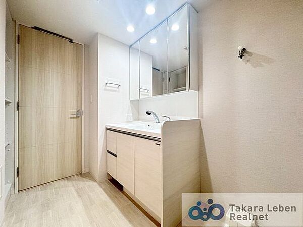 気持ちの良い朝はキレイな洗面所から。鏡裏の収納でモノが出がちな洗面所もスッキリ片付きます。