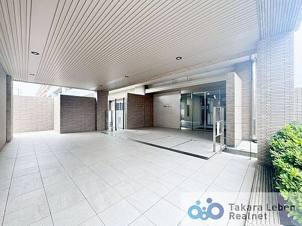 マンションエントランスです。広々とした高級感溢れるエントランスが、ワンランク上の生活をお約束致します。